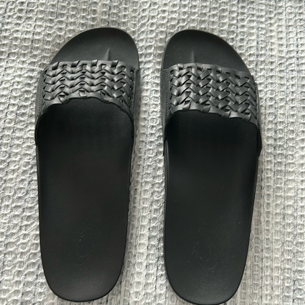 OluKai Kamola size 9W